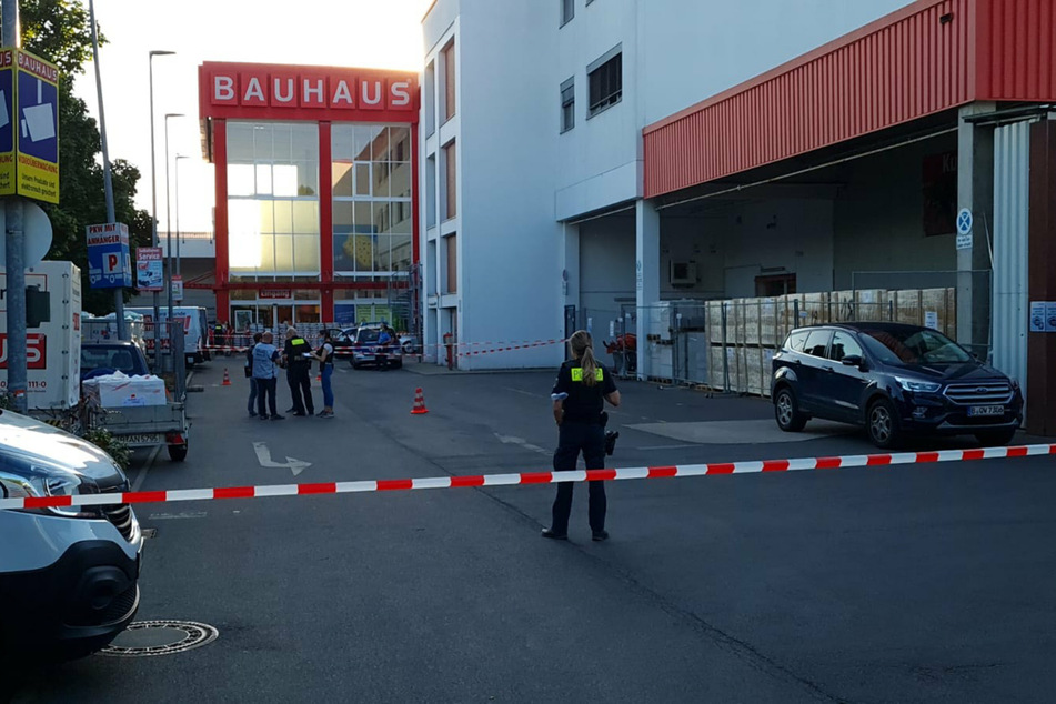 Polizei und Feuerwehr rückten zu einem Großeinsatz in Berlin-Wedding aus.