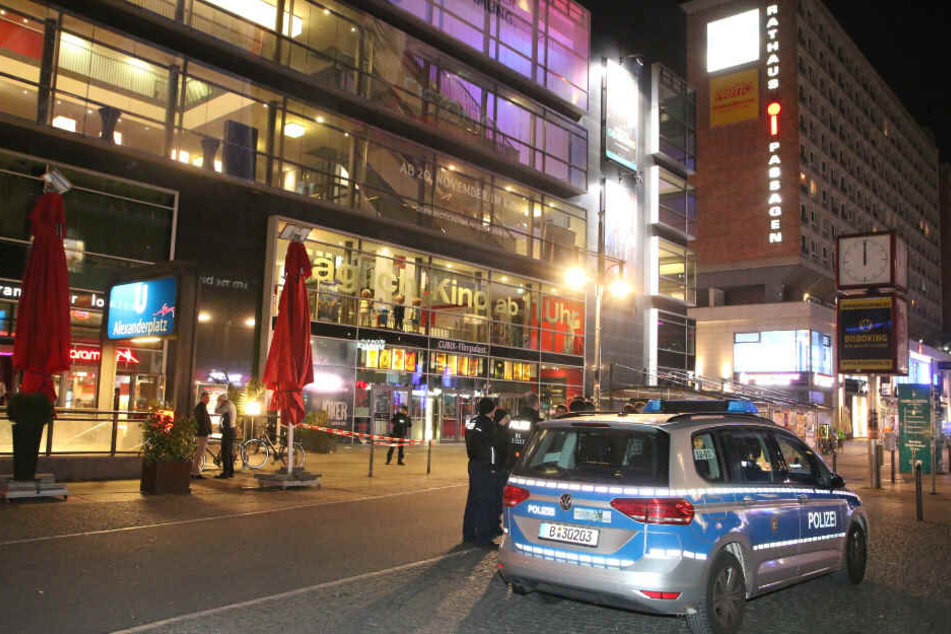 Der Bereich vor dem Kino wurde mit Flatterband abgesperrt.