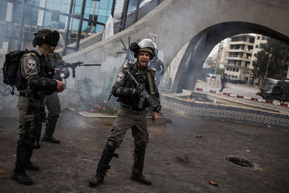Israelische Soldaten gehen am 22.12.2017 in Ramallah im Westjordanland gegen Demonstranten vor.