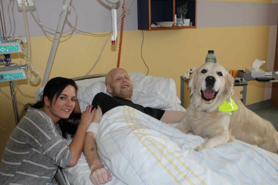 Daniela Trambowsky (l.) besucht mit ihrem Golden Retriever Sunny regelmäßig Schwerkranke auf der Leipziger Palliativstation. Der Patient auf dem Foto ist mittlerweile leider schon verstorben.