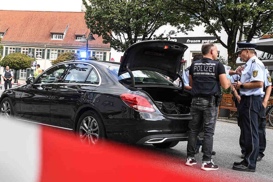 Polizisten stehen vor dem Tatort auf dem Marienplatz in Ravensburg.