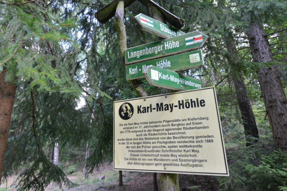 Die Waldwanderung zur Karl-May-Höhle ist teilweise ausgeschildert.