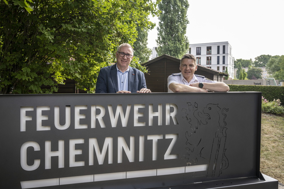 "ITC"-Betriebsleiter Bernd Stumm (56, l.) und Feuerwehr-Amtsleiter René Kraus (49) freuen sich über das neue, spendenfinanzierte Schild.