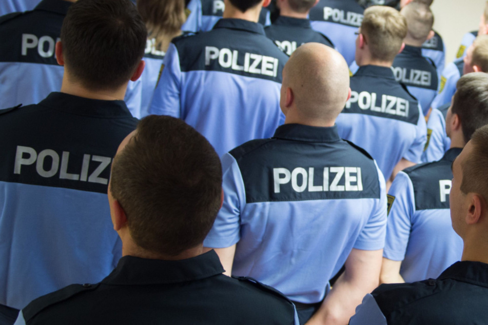 Wachpolizisten sind einsatzbereit. (Symbolbild)