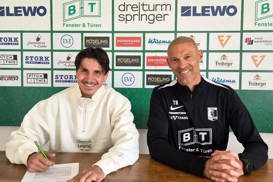 Trainer Alexander Schmidt (57, r.) freut sich über Neuzugang Elias Kratzer (26).