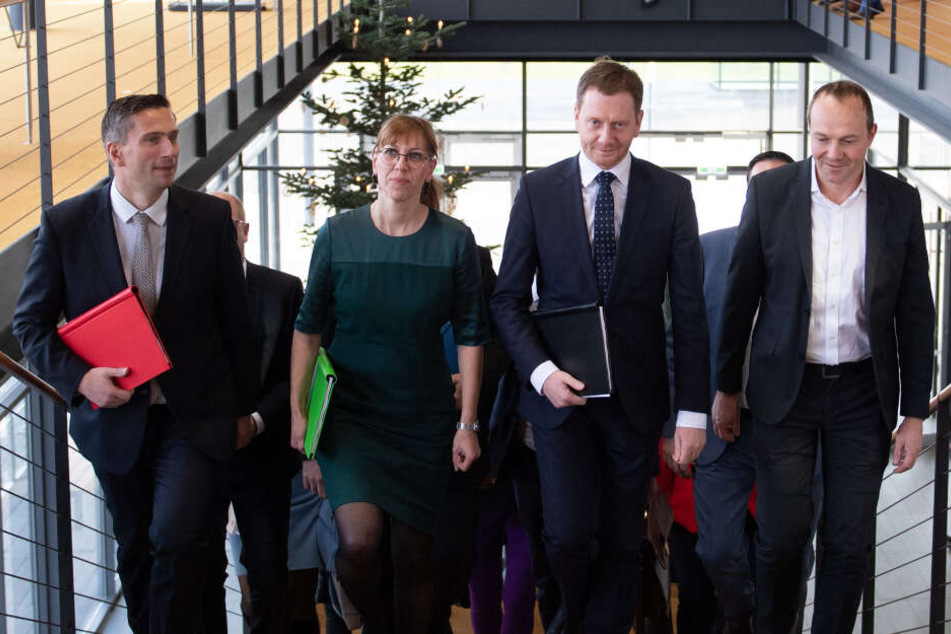 Martin Dulig (SPD, l.), Wirtschaftsminister von Sachsen, Katja Meier (Bündnis 90/Die Grünen) Michael Kretschmer (CDU), Ministerpräsident und Wolfram Günther, Spitzenkandidat Bündnis 90/Die Grünen in Sachsen, kommen zu einer Pressekonferenz.