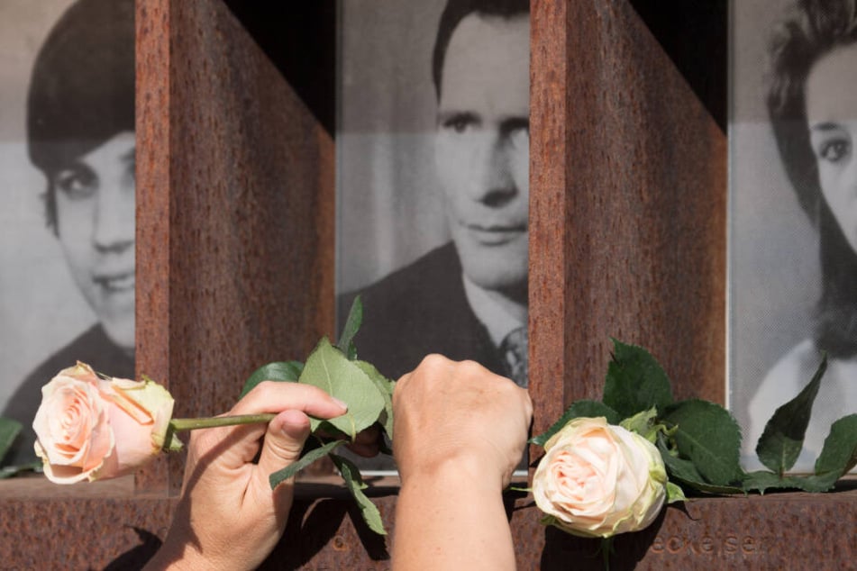Blumen werden an einer Stele für die Opfer des kommunistischen Grenzregimes der ehemaligen DDR auf dem Gelände der Gedenkstätte Berliner Mauer an der Bernauer Straße niedergelegt.