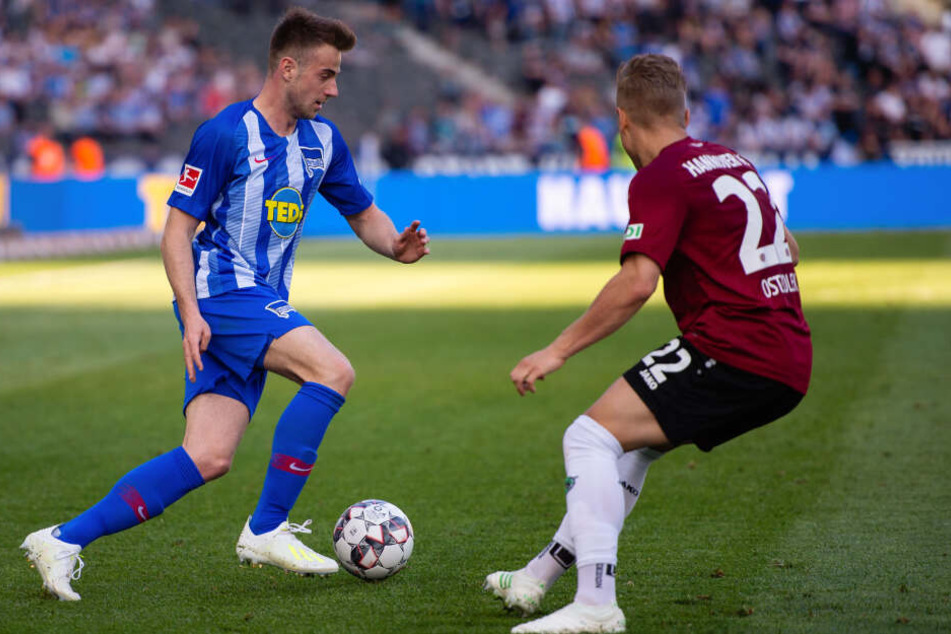 Lukas Klünter im Zweikampf mit Matthias Ostrzolek.