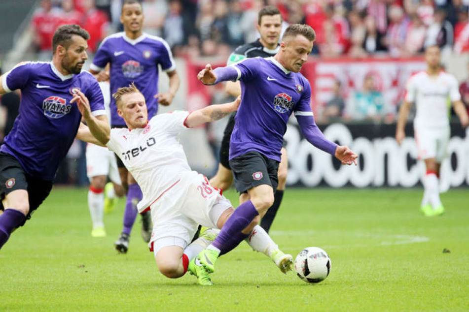 Mirnes Pepic (r.) setzt sich gegen den Düsseldorfer Rouwen Hennings durch. Das Spiel am 21. Mai war der bislang letzte Zweitliga-Einsatz des talentierten Auers.