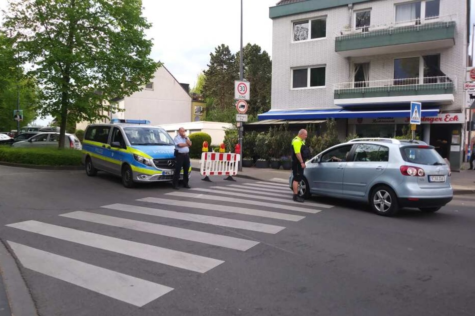 Die Straßensperren sind von der Polizei besetzt.
