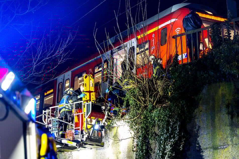 S-Bahn-Unfall in Mainz: Für die Bergung eines schwer verletzten Manns musste ein Leiterwagen der Feuerwehr anrücken.