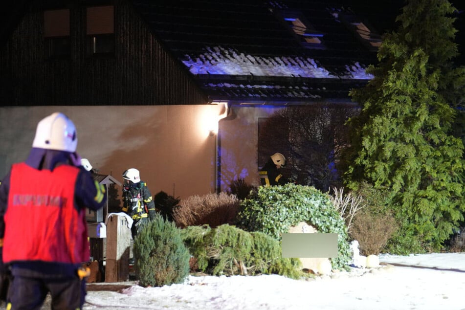 Die Feuerwehr löschte den Brand und belüftete das Haus.