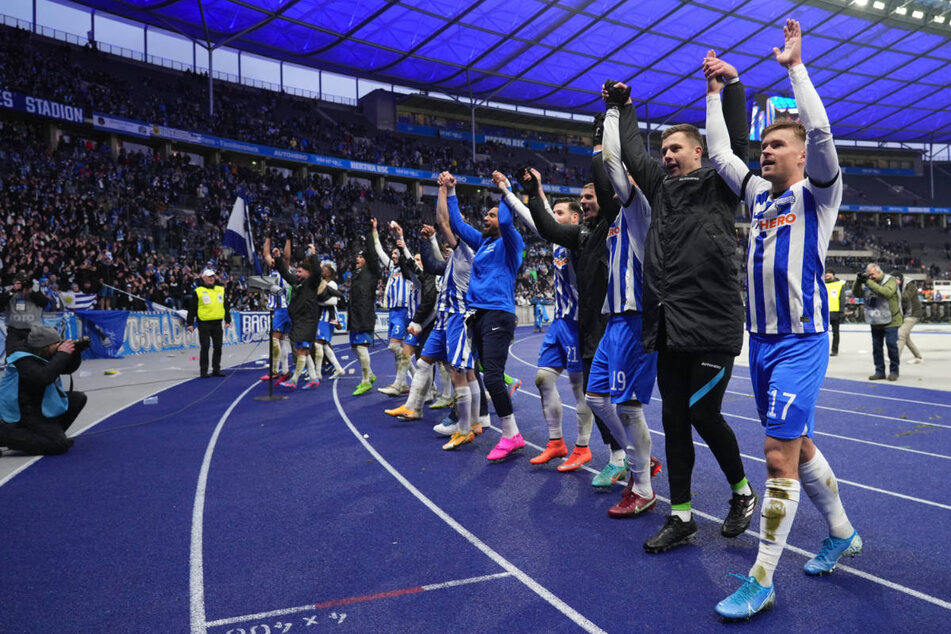 Die Hertha-Kicker feiern den wichtigen Heimsieg gegen Augsburg mit den Fans in der Ostkurve.