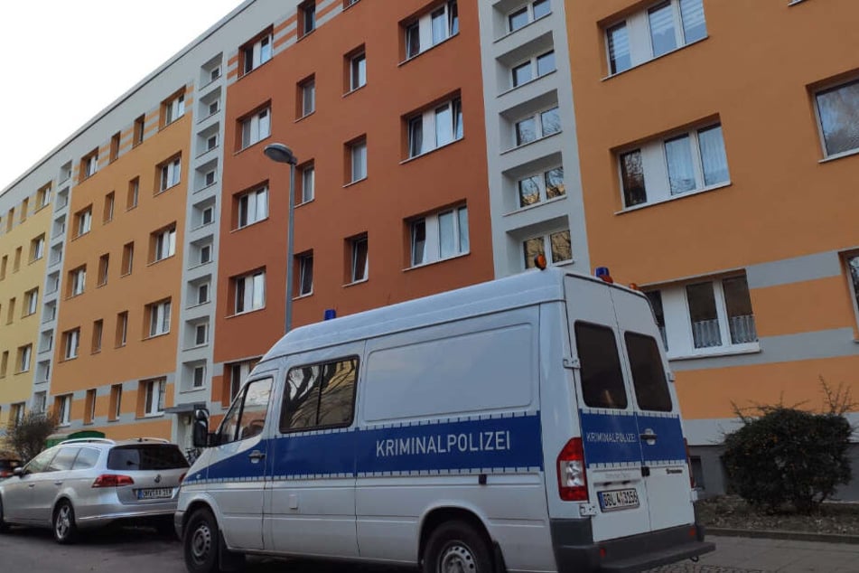 Ein Fahrzeug der Kriminalpolizei steht vor dem Haus.