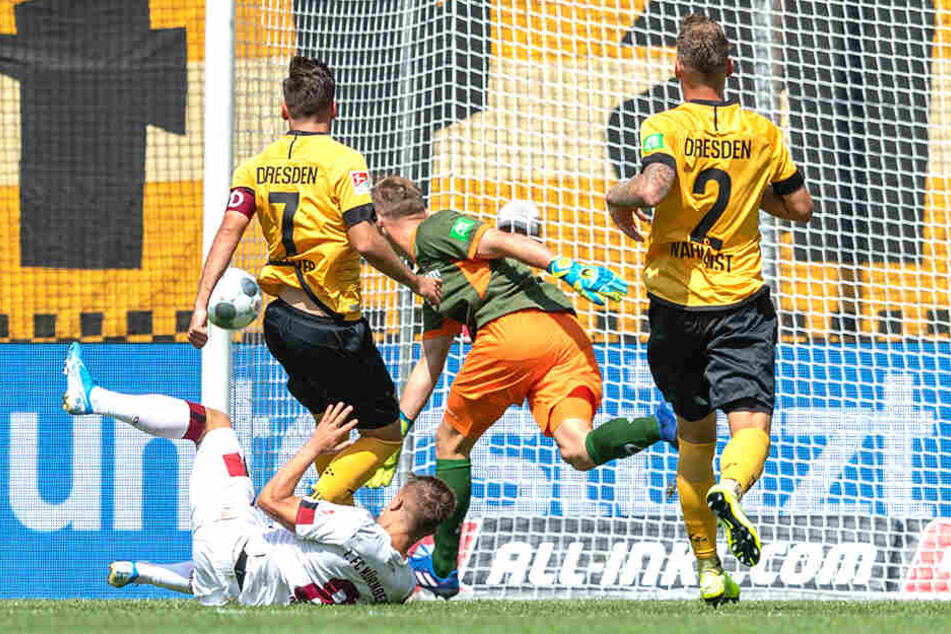 Niklas Kreuzer kommt zu spät. Deshalb kann Dovedan (am Boden) einköpfen.