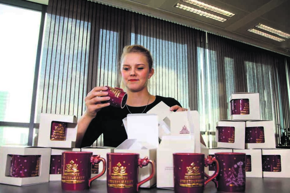 Dresden-Information-Mitarbeiterin Julia Peetz (27) verpackt die limitierten Glühweinbecher