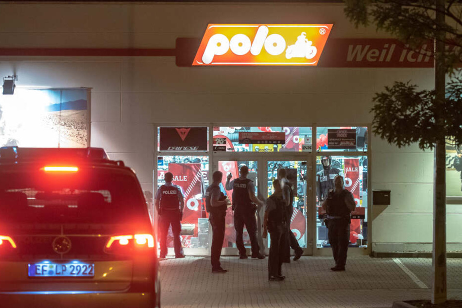 Mehrere Streifen versammelten sich vor dem Geschäft.