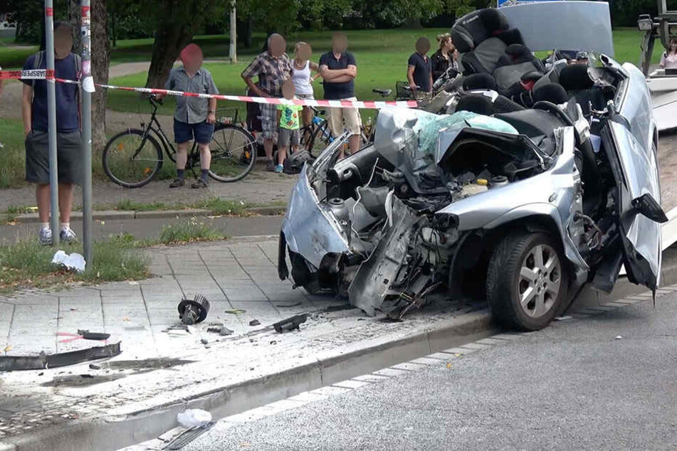 Das Auto des 32-Jährigen war nur noch ein Haufen Schrott. Im Krankenhaus verstarb der Fahrer an der Schwere seiner Verletzungen.