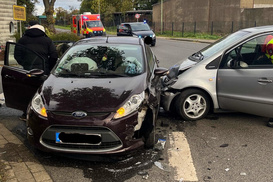 Die beiden Autos krachten an einer Kreuzung zusammen.
