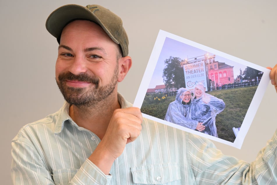 Intendant Christian Kühn (44) zeigt das Bewerbungsfoto von Susann Junge.