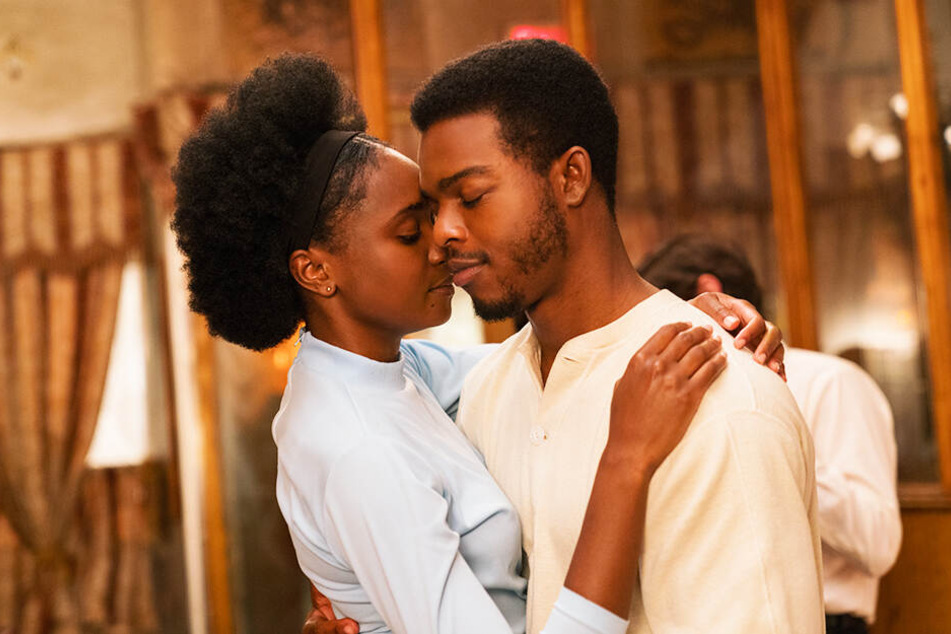 Tisch (Kiki Layne) und Fonny (Stephan James) sorgen in einer brutalen Welt mit ihrer Liebe für einen Silberstreifen am Horizont.