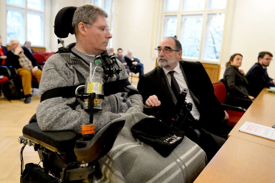 Kläger Harald Mayer (l.) unterhält sich mit seinem Rechtsanwalt Robert Rossbruch vor Beginn des Prozesses im Verwaltungsgericht.