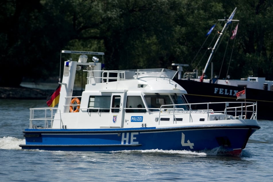Frau entdeckt hilflose Person im Rhein, dann wird es dramatisch