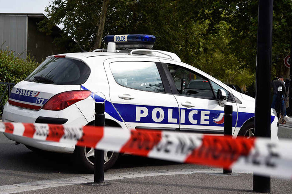 Der Polizeichef der französischen Stadt Rodez ist mit einem Messer angegriffen und tödlich verletzt worden.