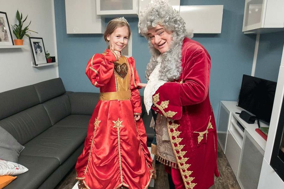 August der Starke hat zum Hausbesuch bei Annabell Lina das Kleid der Pfefferkuchenprinzessin mitgebracht. Es muss bis zur Krönung noch gekürzt werden.