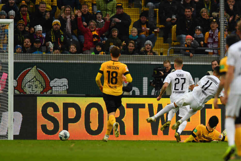 Robin Scheu trifft im Nachsetzen nach de Elfmeter für Sandhausen zum 1:1-Ausgleich.
