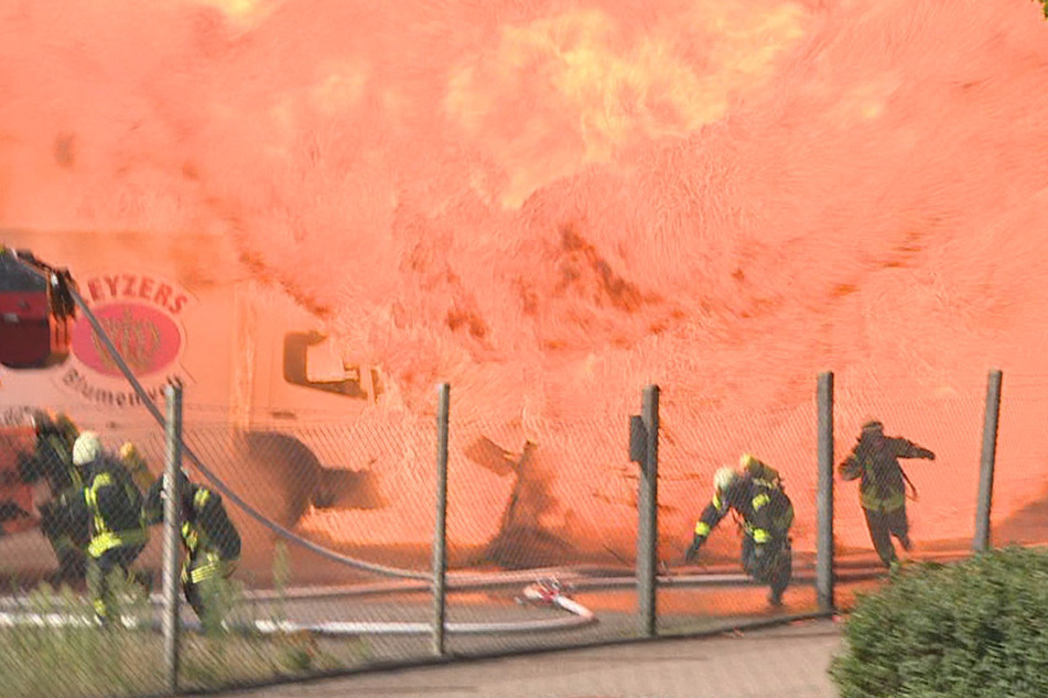 Nach Explosion bei Großbrand: So steht es um die schwer verletzten Feuerwehrleute