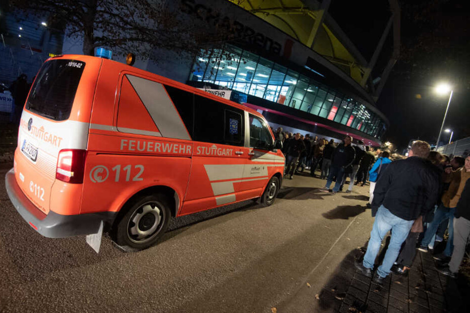 Ein Feuerwehrauto vor der geräumten Halle.