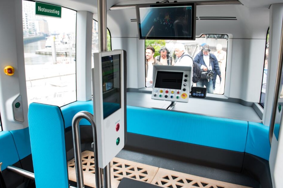 Im Inneren des autonom fahrenden Busses finden bald die ersten Fahrgäste ihren Platz.