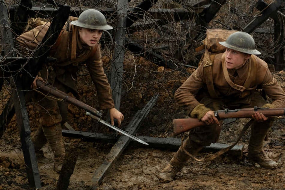 Lance Corporal Blake (l., Dean-Charles Chapman) und Lance Corporal Schofield (George MacKay) laufen auf ihrer Mission durch grausame Schlachtfelder.