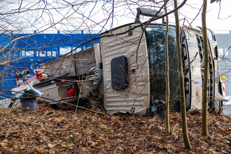 Unfall im Erzgebirge: Laster kippt um