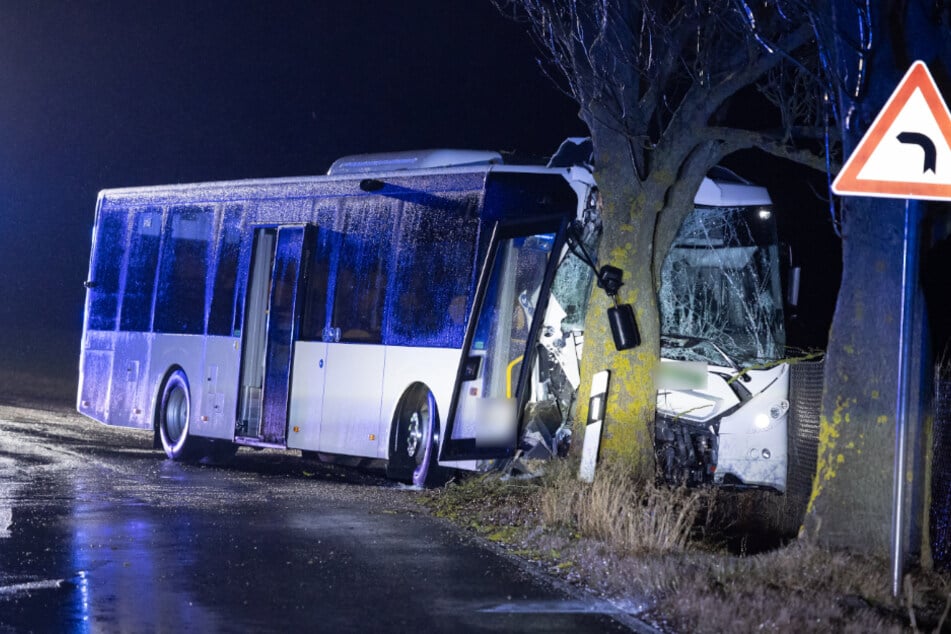 Ein Bus krachte bei Ilmenau frontal gegen einen Baum. Die Straße musste komplett gesperrt werden.