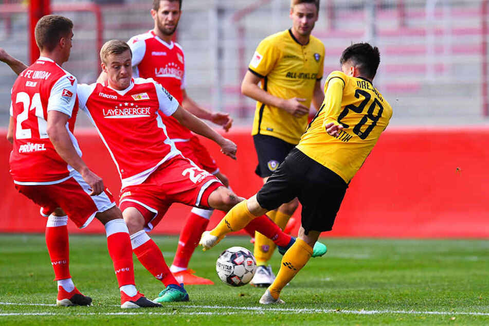 Dynamos Torschütze Baris Atik (r.) und Unions Felix Kroos (Zweiter von links) kämpfen um den Ball.