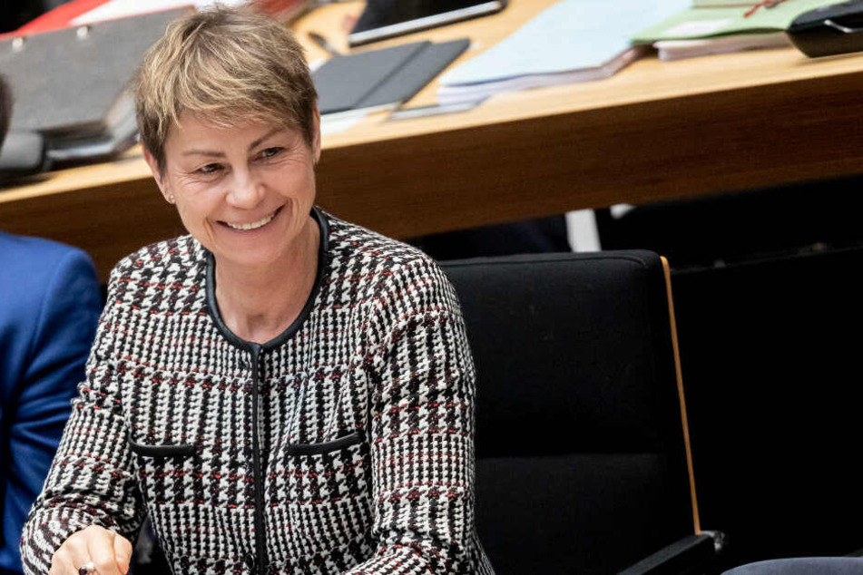 Elke Breitenbach (Die Linke), Arbeitssenatorin von Berlin, lächelt bei der 51. Plenarsitzung im Berliner Abgeordnetenhaus.