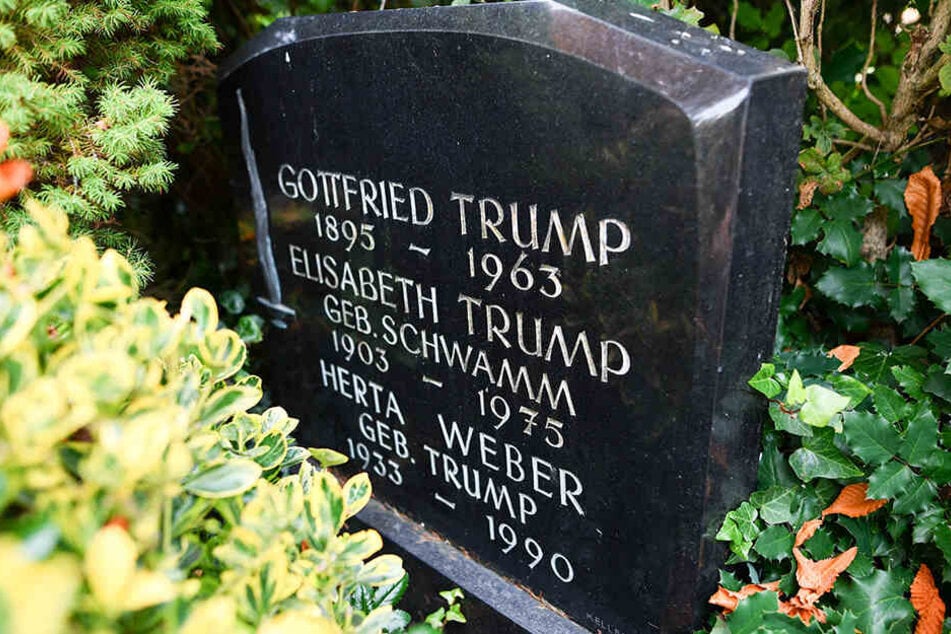 Ein Grabstein mit der Aufschrift "Gottfried Trump", "Elisabeth Trump" und "Herta Weber" steht auf dem Friedhof in Kallstadt.