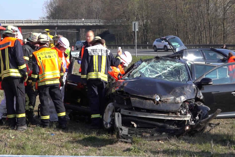Der Unfallwagen wurde durch den Zusammenprall komplett zerstört.