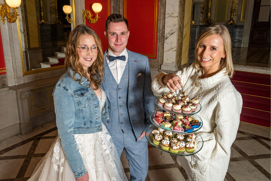 Schlüpften für die Hochzeitmesse in feine Garderobe: Linda Beyer (22) und Sebastian Lindner (28). Anja Sperling (33, v.l.) lockt mit Törtchen aus dem "Milchmädchen"-Café.