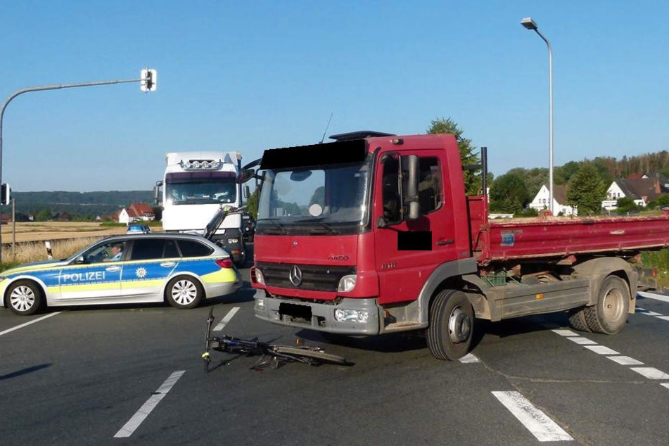 Lkw Fahrer Wird Von Sonne Geblendet Und Fahrt Radfahrer Um 24