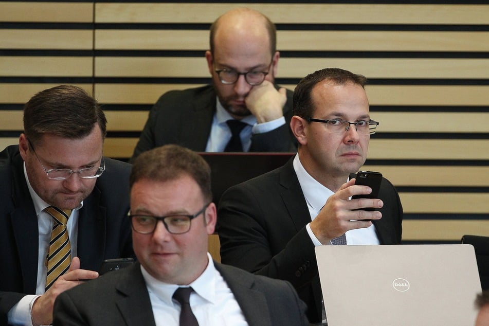 Der Thüringer CDU-Landtagsabgeordnete Martin Henkel (*1975, rechts im Bild) kritisiert Grüne, Linke, SPD, Medien, Polizei und Justiz. (Archivbild)