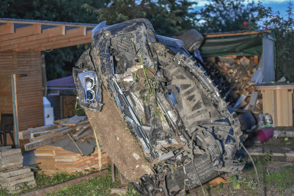 Der völlig demolierte BMW am Mittwochabend.