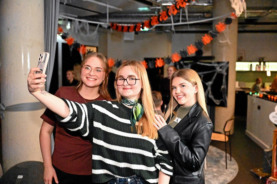 Maunee Kühne (24), Magdalena Berger (23) und Lisann Jacobi (24, v. r.) haben mittlerweile zum dritten Mal ein Creator-Event auf die Beine gestellt.