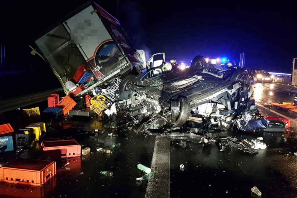 Die Fahrbahn glich einem Trümmerfeld.