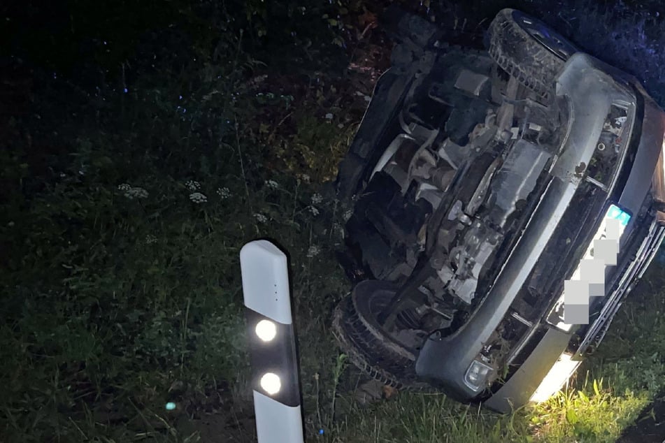 20-Jähriger legt heftigen Überschlag hin und krabbelt selbst aus dem Auto