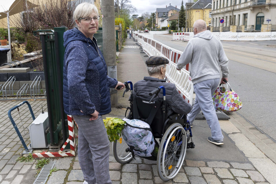 Anwohnerin Kathrin Kaule (54) mit ihrem Vater im Rollstuhl.