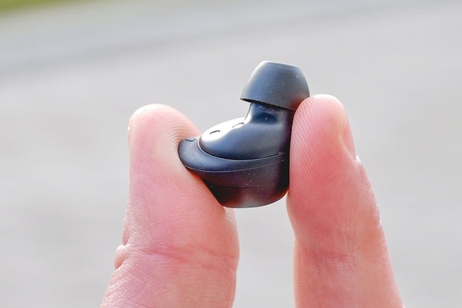 Auch kleine Akkus wie in diesem Ohrhörer können einen Großbrand auslösen, wenn sie falsch entsorgt werden.