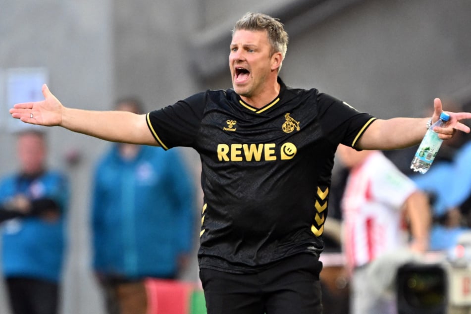 Wie schon in den Spielen zuvor steht FC-Trainer Lukas Kwasniok auch gegen Stuttgart im Trikot an der Seitenlinie.